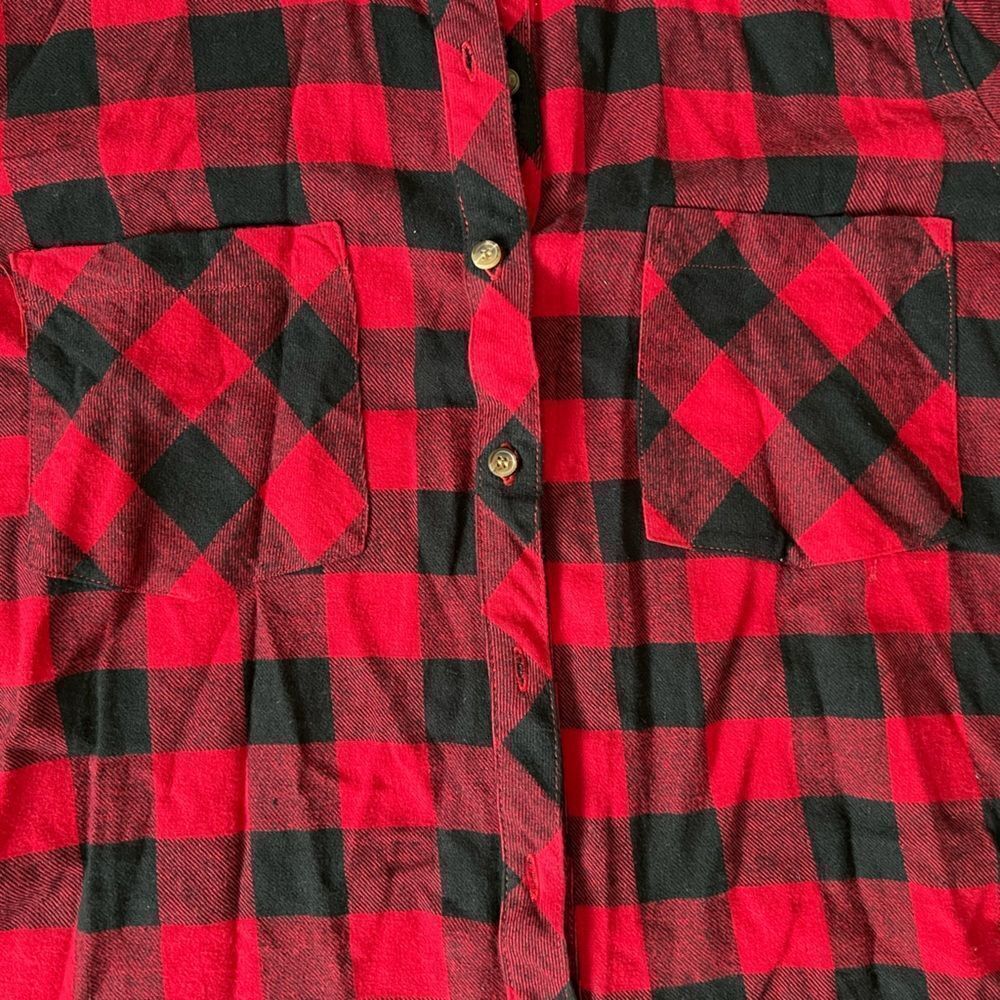 Redā&āBlackĀ plaidābuttonāup - Picture 3 of 5